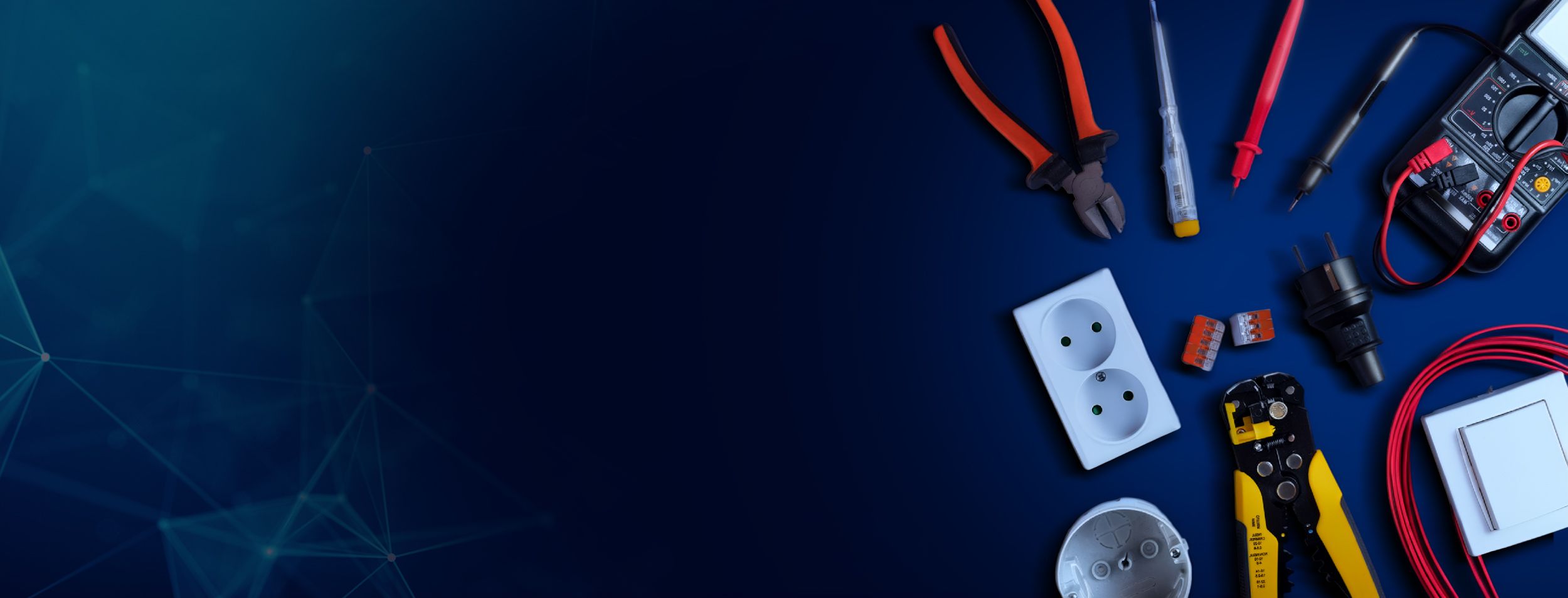 Mehrere Elektrowerkzeuge und -zubehörteile liegen auf blauem Untergrund, darunter Zangen, Kabel, Steckdosen und ein Multimeter